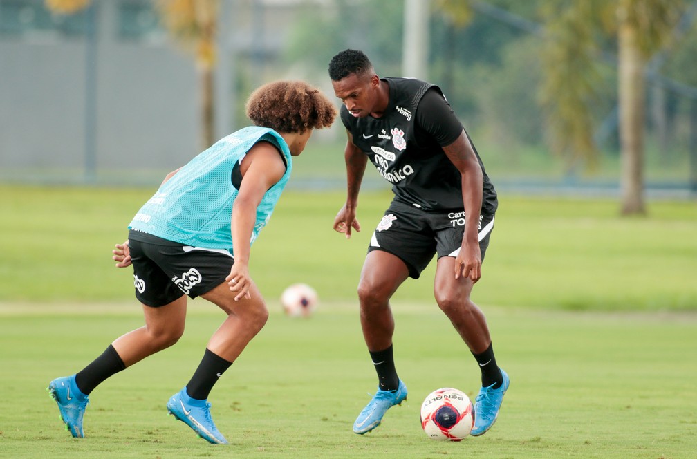 Jô encara Biro em treino do Corinthians — Foto: Rodrigo Coca/Ag. Corinthians