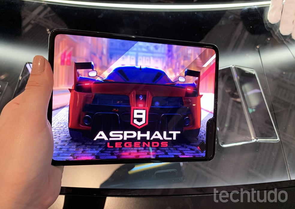 Samsung Galaxy Fold aberto no formato "tablet" â€” Foto: Anna Kellen Bull/TechTudo