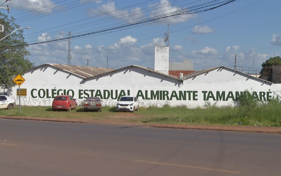 Fachada do Colgio Estadual Almirante Tamandar, em Valparaso de Gois  Foto: Reproduo/TV Anhanguera