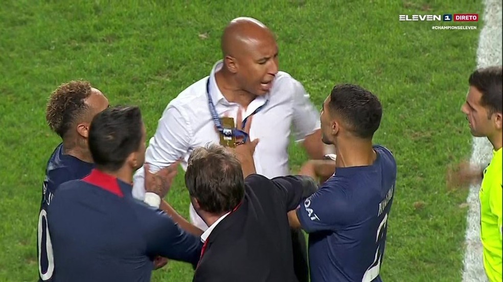 Diretor do Benfica, brasileiro Luisão discute com Hakimi e é contido por Neymar — Foto: Reprodução/Eleven Sports