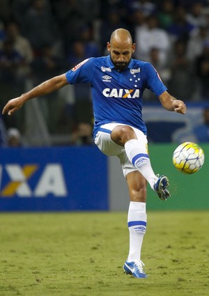 Falhas pelo alto: Bruno Rodrigo quer corrigir bola parada contra o Grêmio