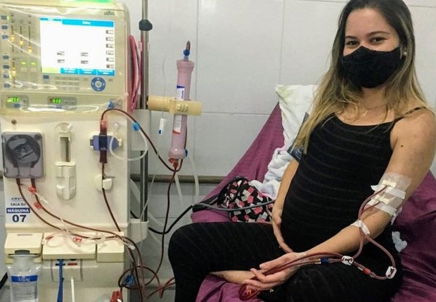 BBC - Gabriella, quando estava grávida, durante sessão de hemodiálise: 'tudo que eu consegui conquistar de bom na minha vida eu devo à hemodiálise' (Foto: Arquivo pessoal/Divulgação)