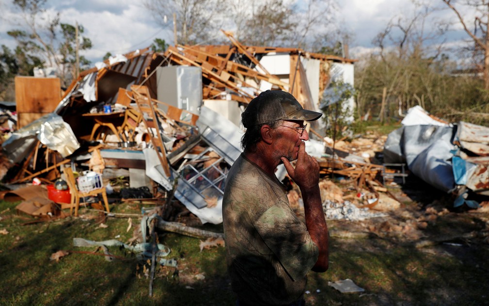 Bernard Sutton, de 64 anos, é visto em frente aos escombros de sua casa, destruída pela passagem do furacão Michael, em Fountain, na Flórida. — Foto: Reuters/Terray Sylvester