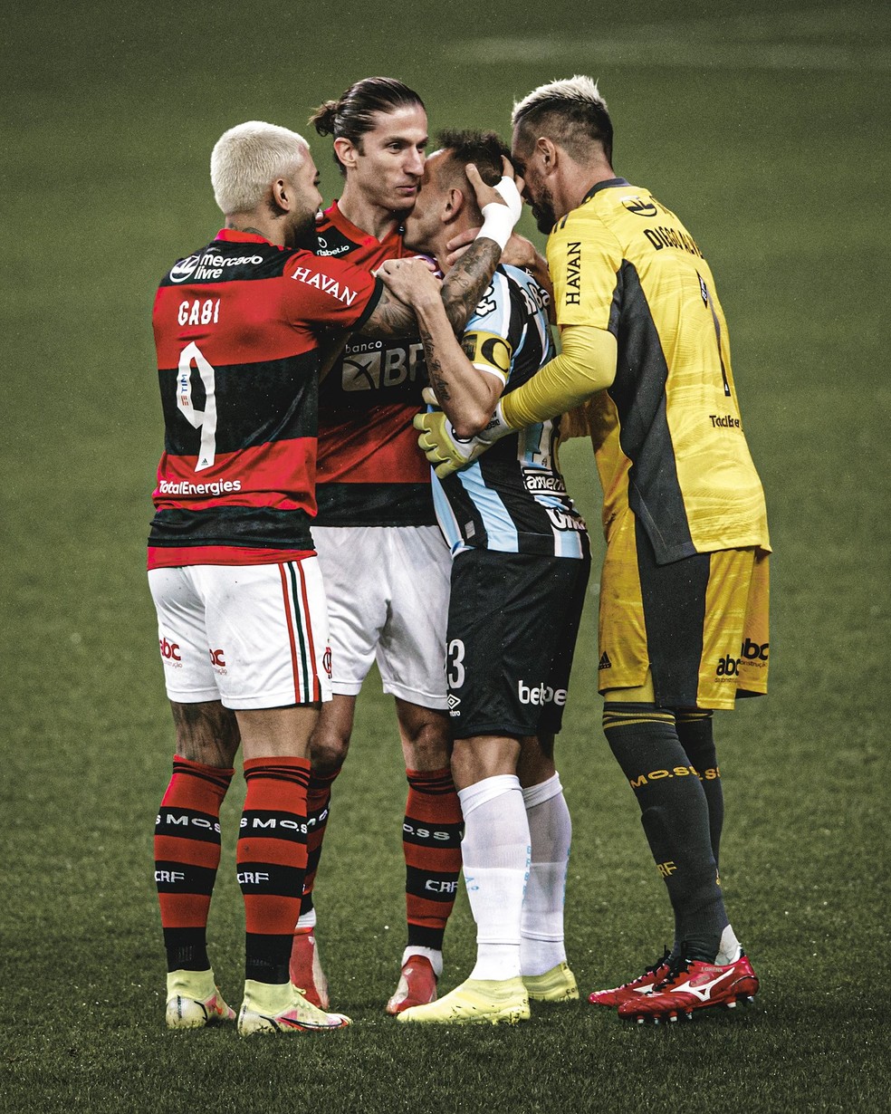 Gabigol faz homenagem para Rafinha &mdash; Foto: Andr&eacute; Mour&atilde;o/fotofc