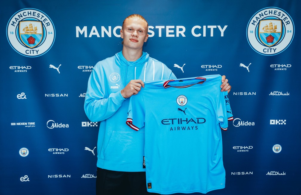 Haaland posa com a camisa do Manchester City — Foto: Divulgação