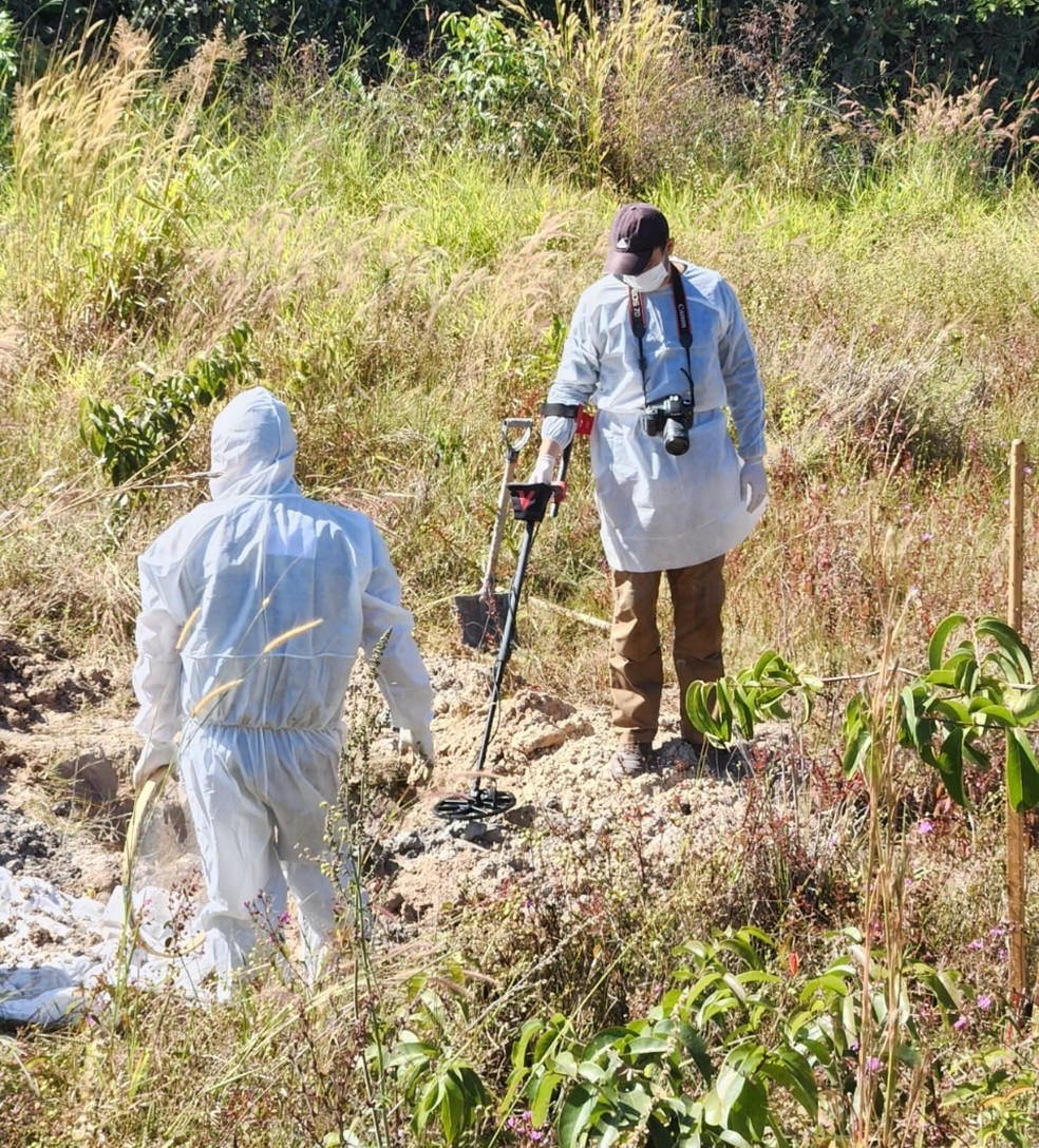 Investigadores usaram detectores de metais para localizar corpos — Foto: Jornal Paranatinga em Destaque