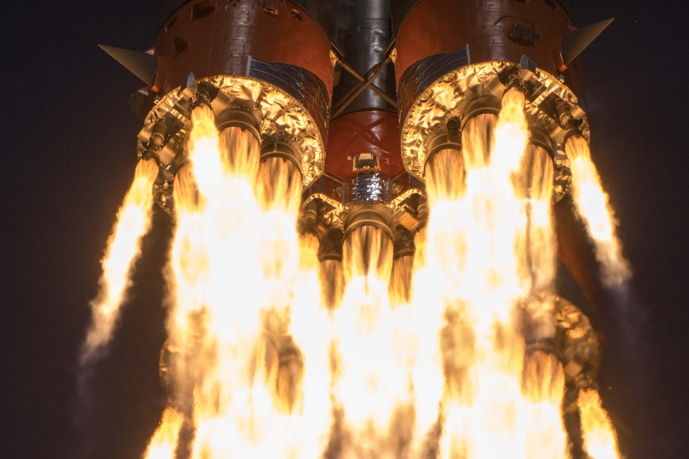 A foto, da agência espacial russa Roscosmos, mostra a nave Soyuz MS-16 partindo em direção à Estação Espacial Internacional levando os três astronautas, no dia 9 de abril, em Baikonur, no Cazaquistão.  — Foto: Ivan Tim / Russian Space Agency Roscosmos / AFP