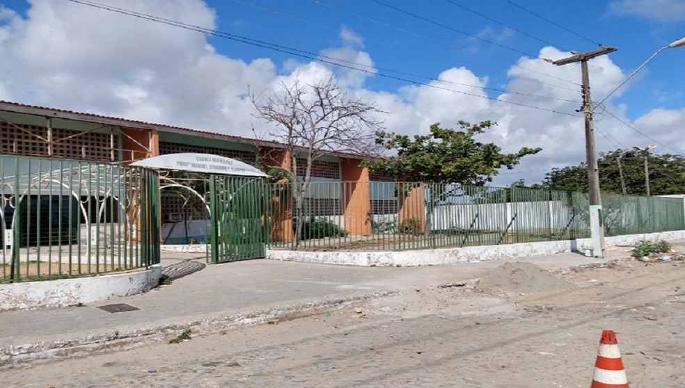 Professores, funcionÃ¡rios e alunos da escola estÃ£o assustados com a violÃªncia.  â€” Foto: LeÃ¡bem Monteiro/TV DiÃ¡rio
