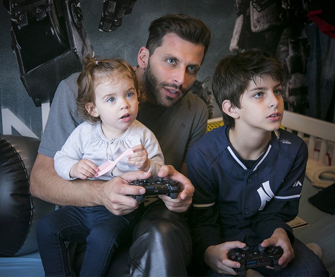 Olhos vidrados na telinha! Henri, Lucas e até Duda passam o tempo juntos jogando video game (Foto: Raphael Dias/Gshow)