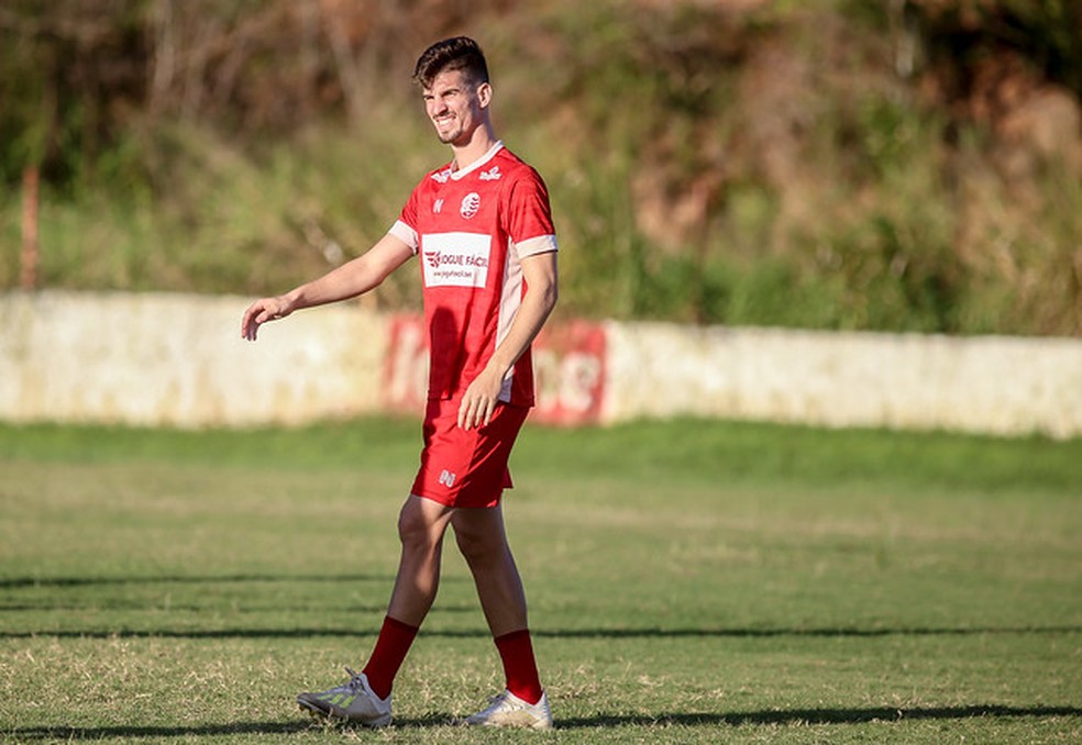 Camutanga celebra marca de 100 jogos com a camisa do Náutico