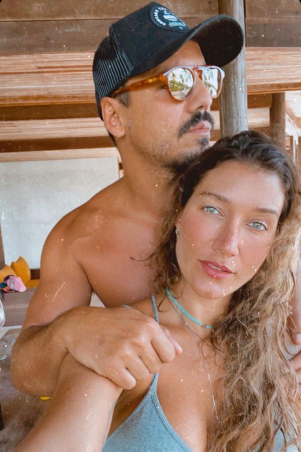 Gabriela Pugliesi e Túlio Dek curtem romance em Itacaré (Foto: Reprodução/Instagram)