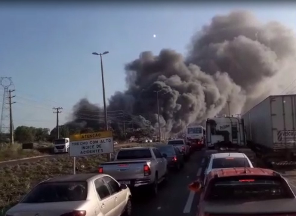 Empresa de reciclagem de borracha e sucatão pegam fogo na BR-135; fumaça escura causou interdição da rodovia — Foto: Reprodução