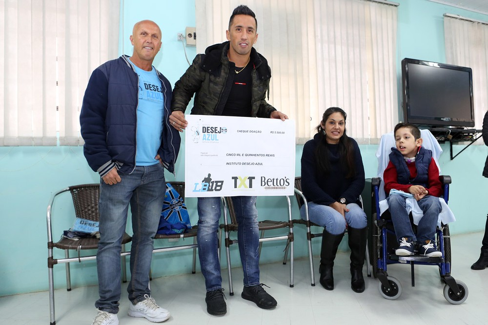 Barrios faz repasse de R 5 mil a instituto ligado ao Grêmio após evento beneficente