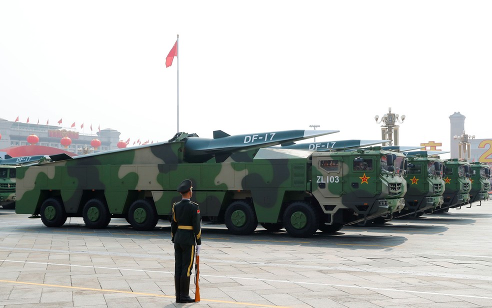 Veículos militares carregando mísseis hipersônicos DF-17 passam pela Praça da Paz Celestial durante o desfile militar que marca o 70º aniversário de fundação da República Popular da China — Foto: Thomas Peter / Reuters