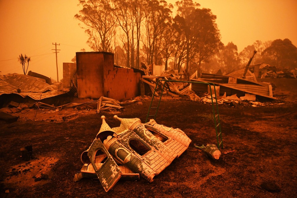 5 de janeiro - Os restos de uma casa destruída pelas queimadas são vistos em Cobargo, na Austrália — Foto: Tracey Nearmy/Reuters