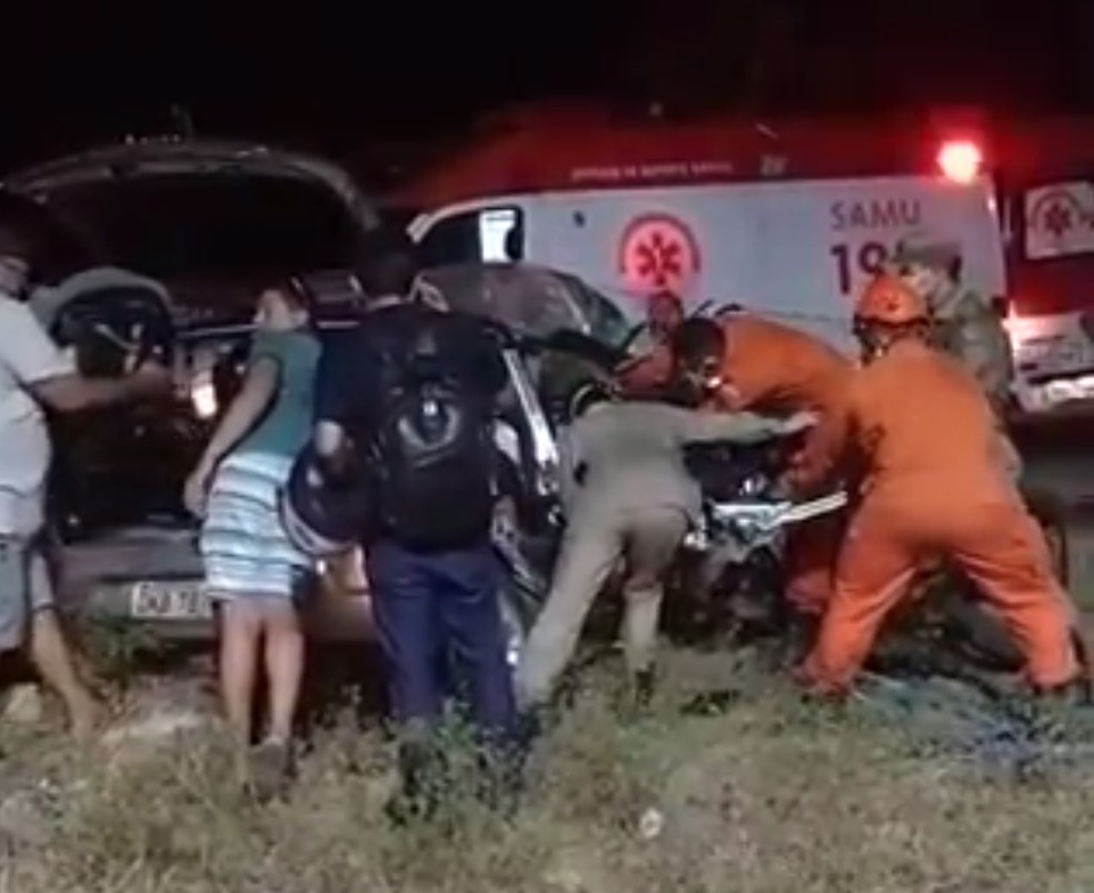 Acidente envolvendo carro e caminhão deixa duas pessoas feridas no Ceará. — Foto: Corpo de Bombeiros/Divulgação