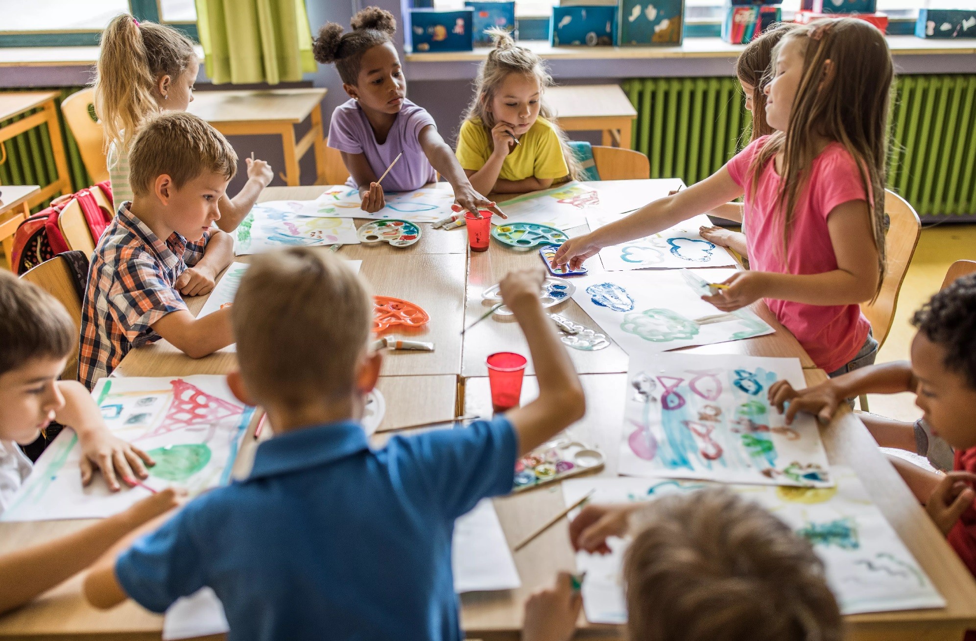 Os desenhos também "brotam" na sua casa? Eles são uma excelente forma da criança exercer a criatividade (Foto: Getty Images)