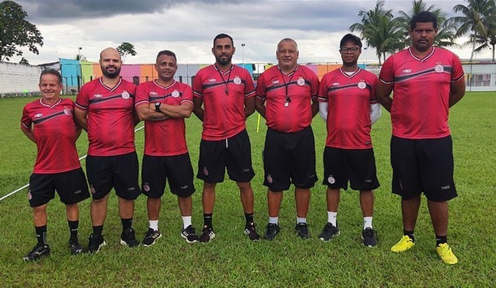 Agnaldo Liz com restante da comissão técnica do Atlético de Alagoinhas — Foto: Atlético de Alagoinhas / Divulgação