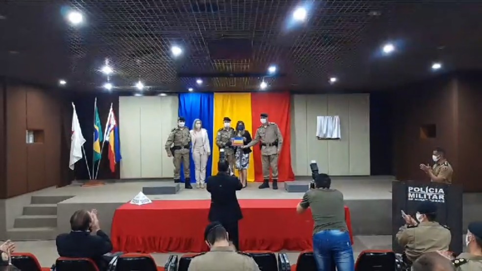 Elisângela Chinelato esteve presente na solenidade de troca de comando em Uberlândia - ela é a primeira da direita para a esquerda, ao lado do  coronel Chinelato  — Foto: Reprodução/Facebook