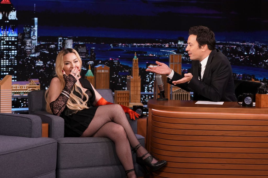 THE TONIGHT SHOW STARRING JIMMY FALLON -- Episode 1531 -- Pictured: (l-r) Singer Madonna during an interview with host Jimmy Fallon on Thursday, October 7, 2021 -- (Photo By: Sean Gallagher/NBC/NBCU Photo Bank via Getty Images) (Foto: NBCU Photo Bank via Getty Images)