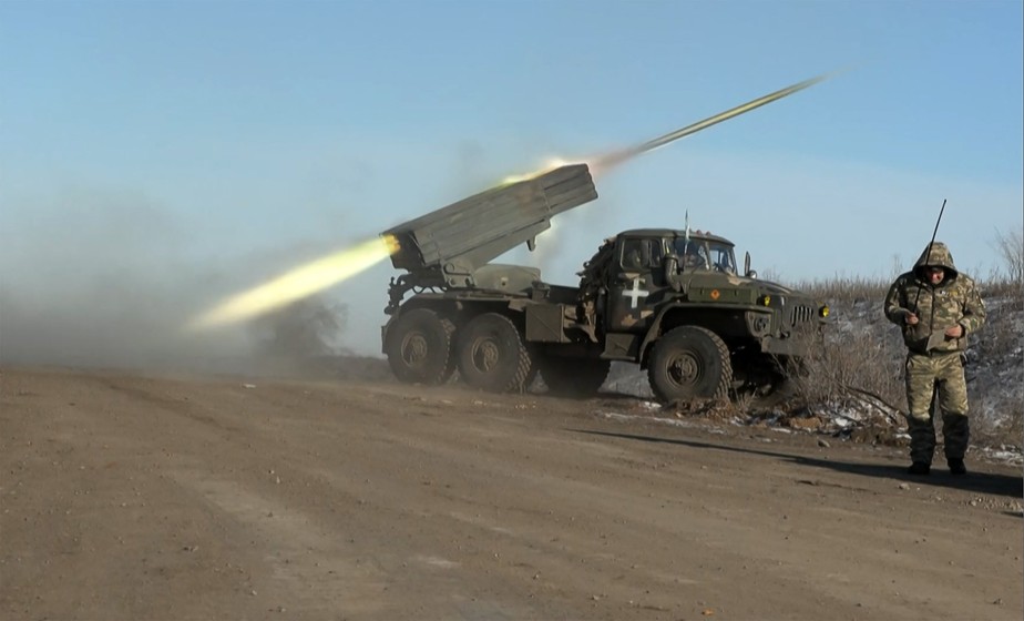 Soldado ucraniano desvia o olhar enquanto lançador de foguetes dispara nos arredores de Soledar