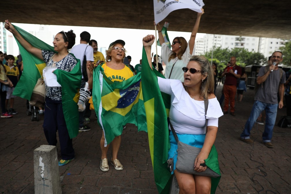 Manifestação no vão do Masp, em São Paulo, pede prisão de Lula. (Foto: Marcelo Brandt/G1)