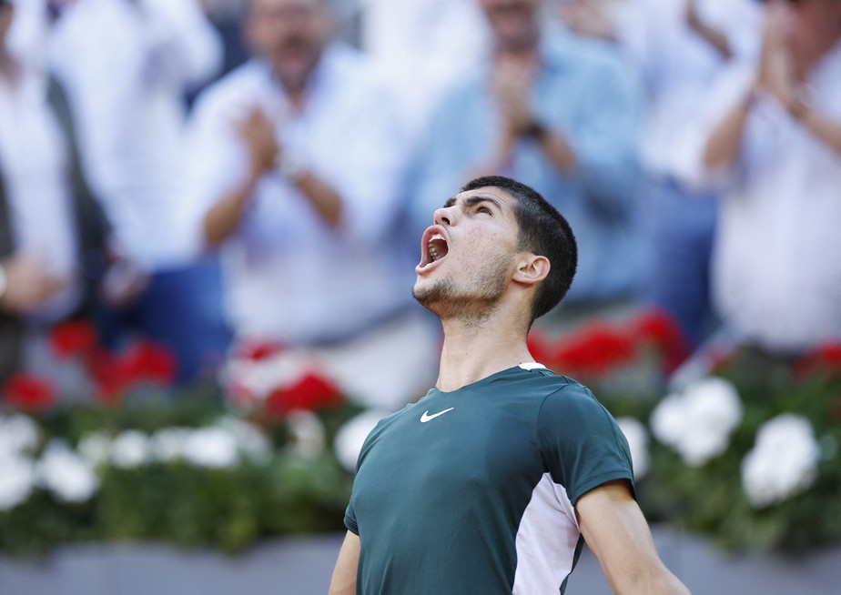 Alcaraz vence Zverev no Masters de Madri e sobe para 6º no ranking da ATP
