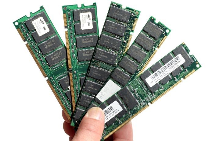 A memória RAM é usada em todo tipo de equipamento eletrônico, como celulares e computadores (Foto: Reprodução)