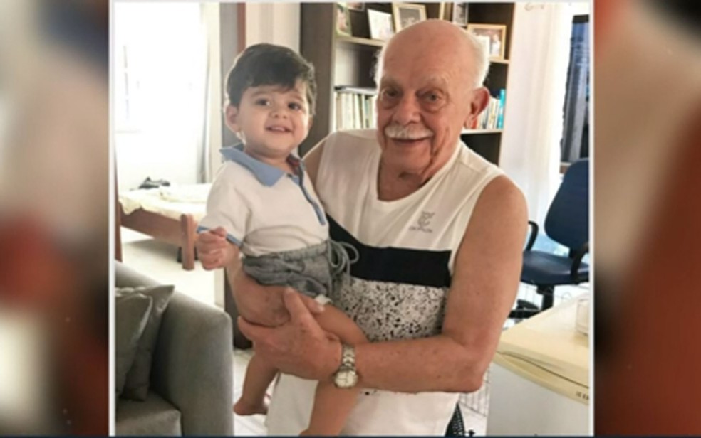 Vitório Marchesini com o neto, em Salvador  — Foto: Reprodução/TV Bahia