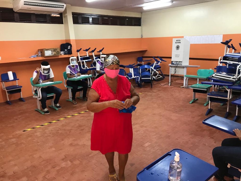 Idosa votando em escola de Santana (AP) nas eleições de 2020 — Foto: Caio Coutinho/G1