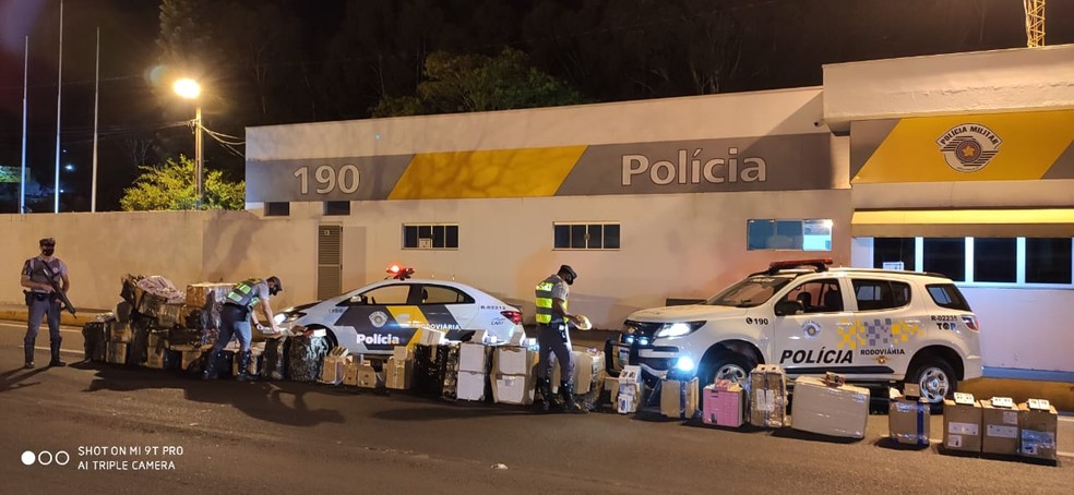 Mercadorias foram apreendidas durante abordagem na SP-270, em Presidente Prudente — Foto: Polícia Rodoviária