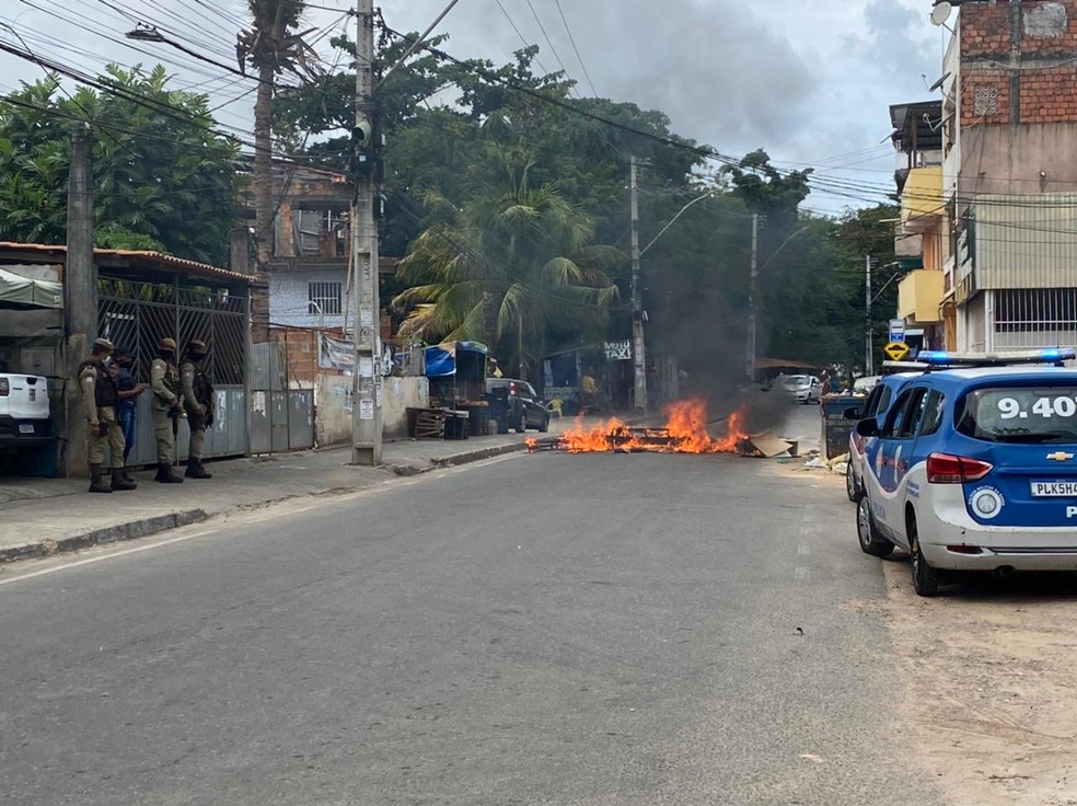 Moradores protestaram por causa da morte de crian&ccedil;a, no Vale das Pedrinhas, em Salvador &mdash; Foto: Camila Oliveira/TV Bahia