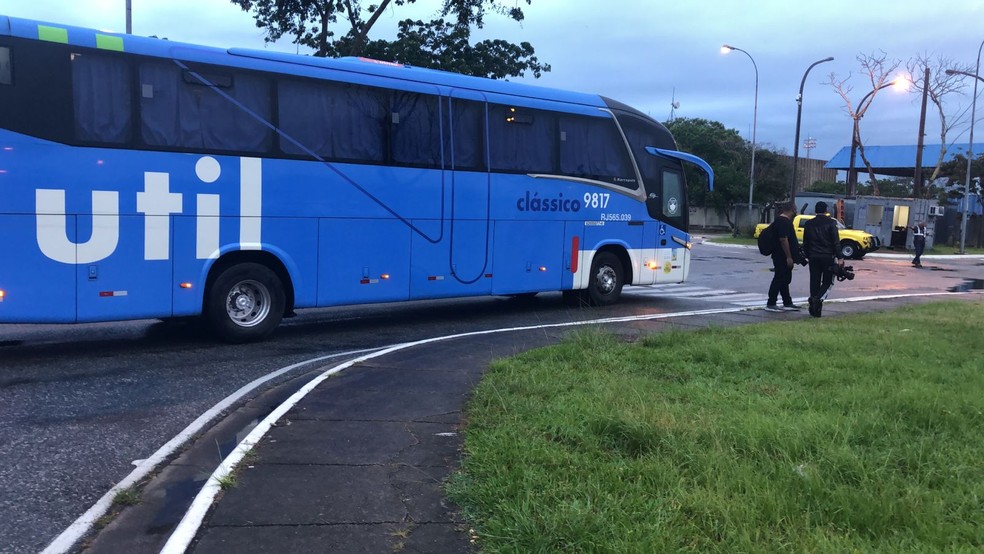 Ônibus que aguardava elenco rubro-negro no terminal de cargas do Galeão — Foto: Gustavo Garcia