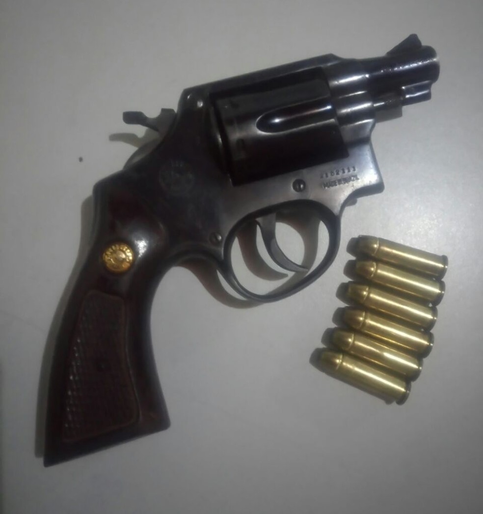 Arma foi encontrada pela polícia no carro do vereador (Foto: Divulgação/Polícia Civil)