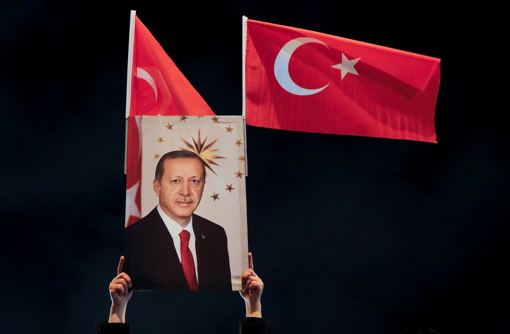 Apoiador de Recep Tayyip Erdogan exibe foto do presidente da Turquia durante manifestação eleitoral em Istambul — Foto: Kemal Aslan/Reuters
