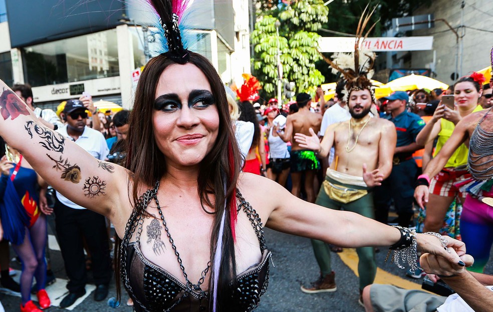 Alessandra Negrini tem celular roubado dentro de táxi no ...