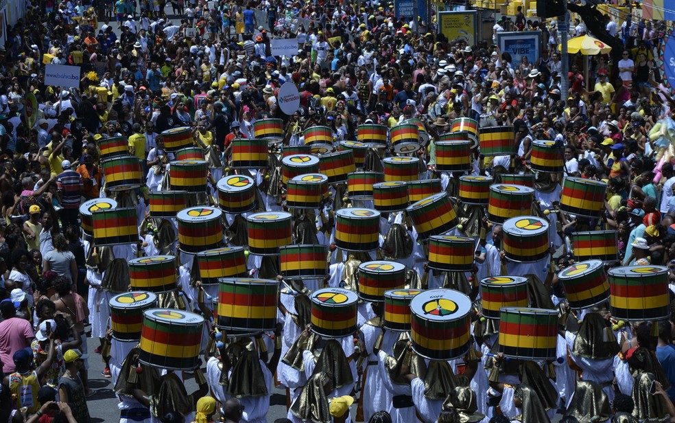 Tambores do Olodum animam público da prévia 'I Love Cafusú', no Recife (Foto: Sérgio Pedreira/Ag. Haack)