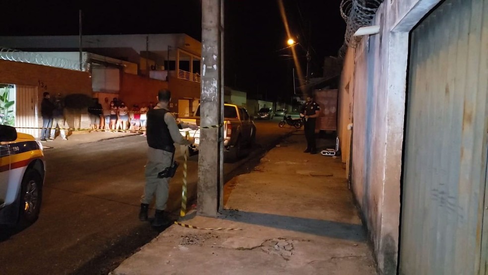 Vítima foi morta na frente da casa da namorada no Bairro Carmelo  — Foto: Paula Alves/ Inter TV