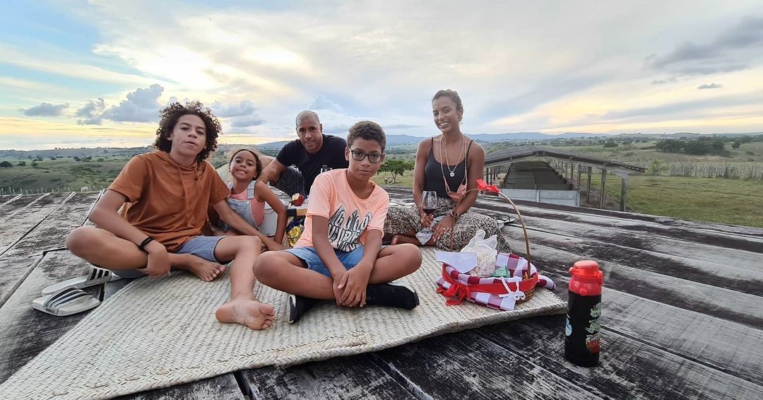 Kaline Rabelo com marido e filhos (Foto: Reprodução/Instagram)