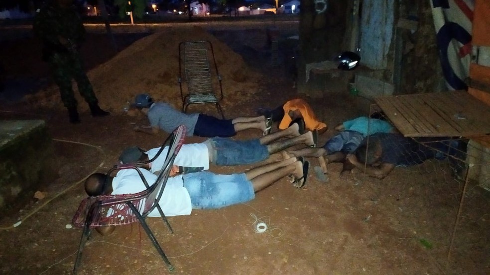 Homens são detidos durante rinha de galo — Foto: Divulgação/PM Ambiental