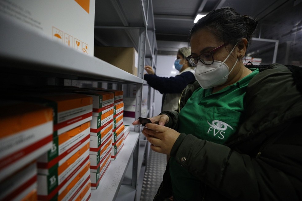 Em Manaus, doses foram levadas para a FVS e armazenadas — Foto: Divulgação