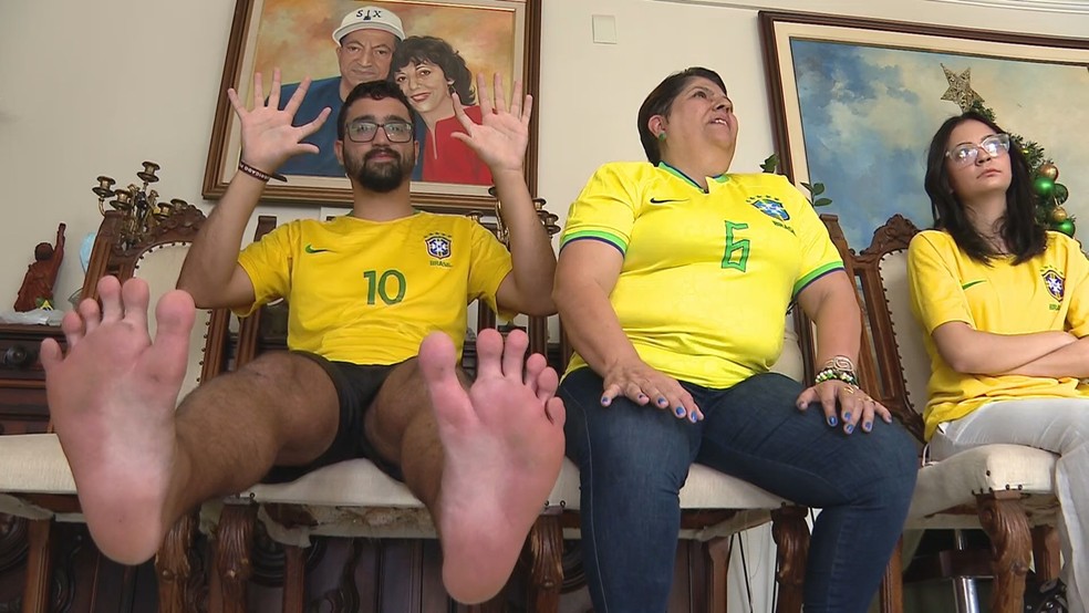 Membro da "família hexa" mostra os seis dedos que têm nas mãos e nos pés.  — Foto: TV Globo 