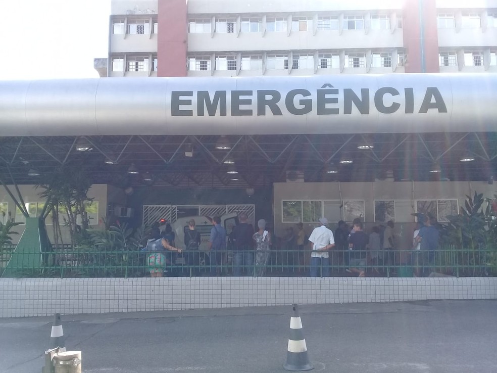 Homem deixou a emergência do Hospital Geral do Estado (HGE), na manhã desta terça-feira (9).  — Foto: Cid Vaz / TV Bahia