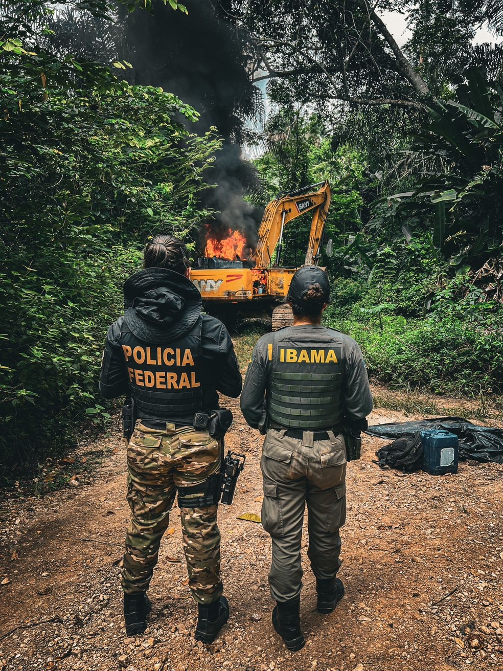 No local foram encontradas escavadeiras hidráulicas, que foram destruídas pelos agentes — Foto: Ascom/PF