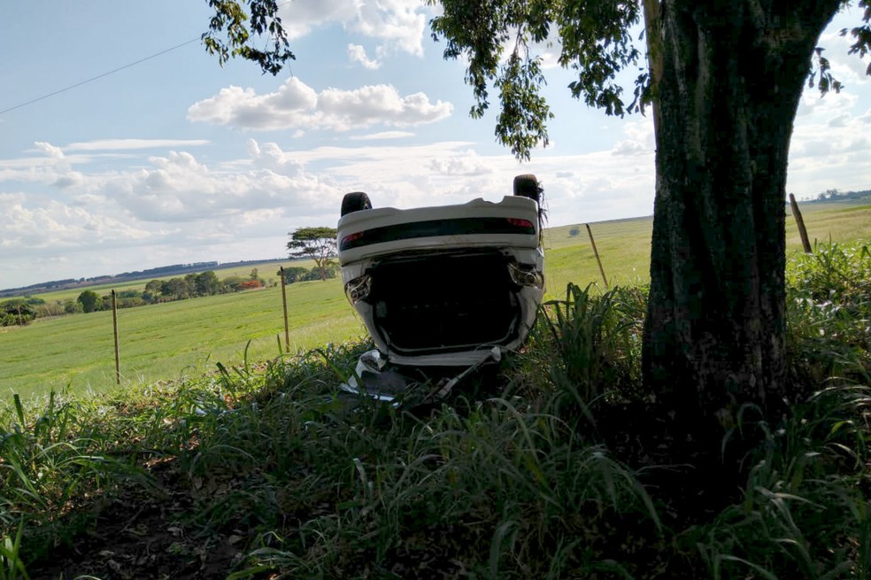 Após capotar, carro parou perto de uma árvore cm as rodas para cima; vítimas foram levadas para a Santa Casa de Tupã — Foto: Arquivo pessoal