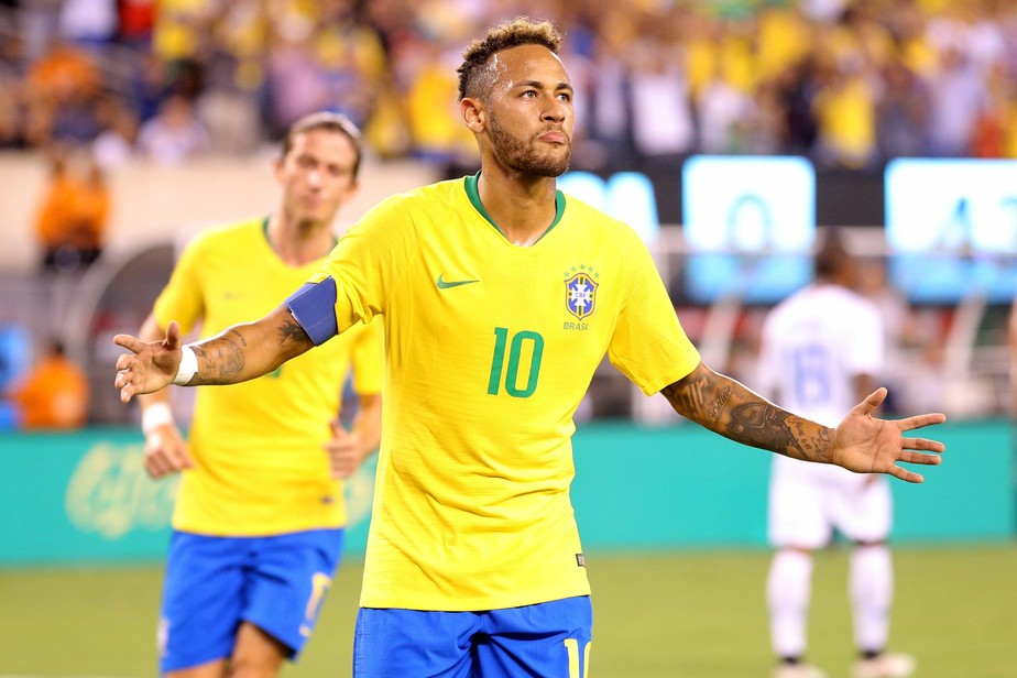 Postura serena, trÃªs quedas e um gol: o primeiro jogo do novo capitÃ£o Neymar