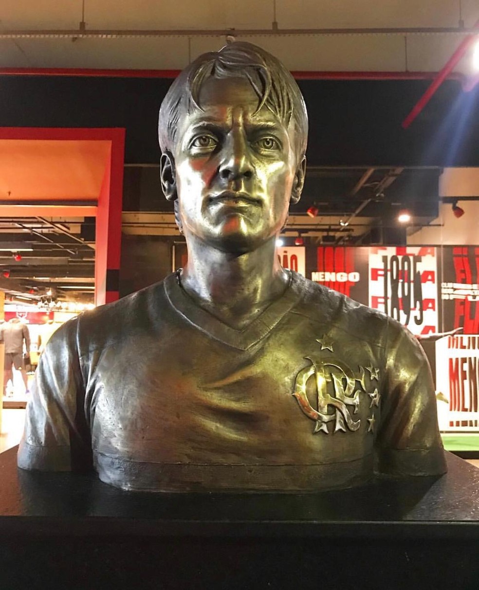 O busto de Leandro na G&aacute;vea &mdash; Foto: Robson Oliveira