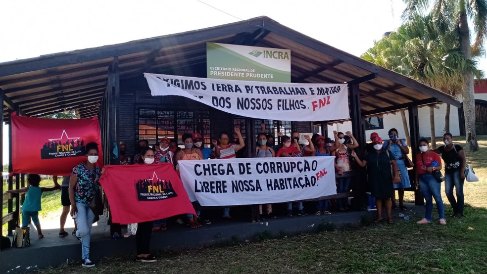 Mulheres que integram a FNL ocuparam o escritório do Incra em Presidente Prudente — Foto: FNL