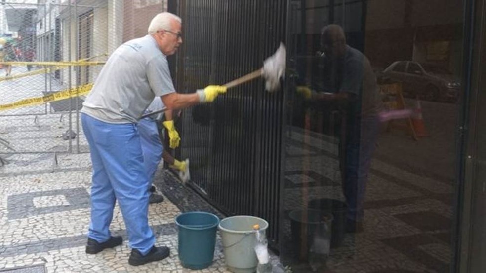 O juiz aposentado Jorge Pinto Lopes trabalhou como ajudante de serviços gerais durante um dia — Foto: Letícia Mori/BBC