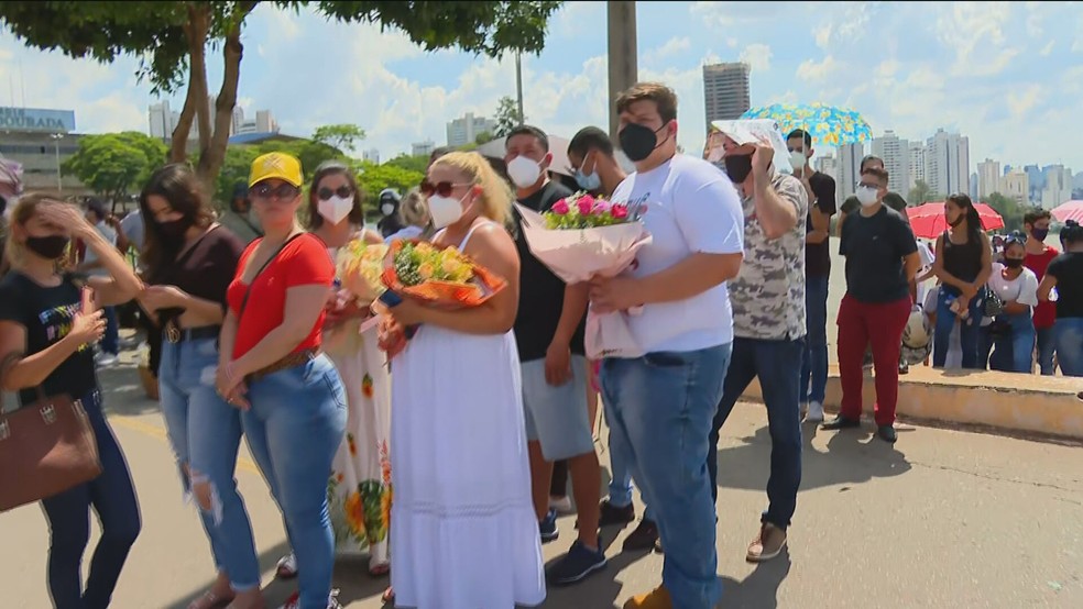 Fãs formaram fila para entrar no velório da cantora Marília Mendonça. — Foto: Reprodução/TV Globo